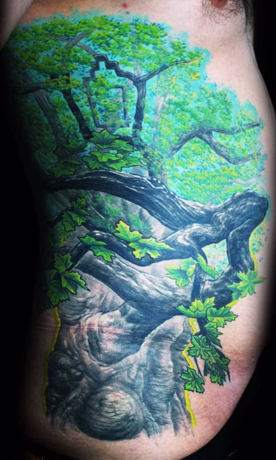 Organisches Baum-Tattoo inspiriert von der Platane Schulpforta, fließendes Natur-Design vom Brustkorb bis zur Hüfte, individuelle Baum-Darstellung von Raul, Hits for Life München