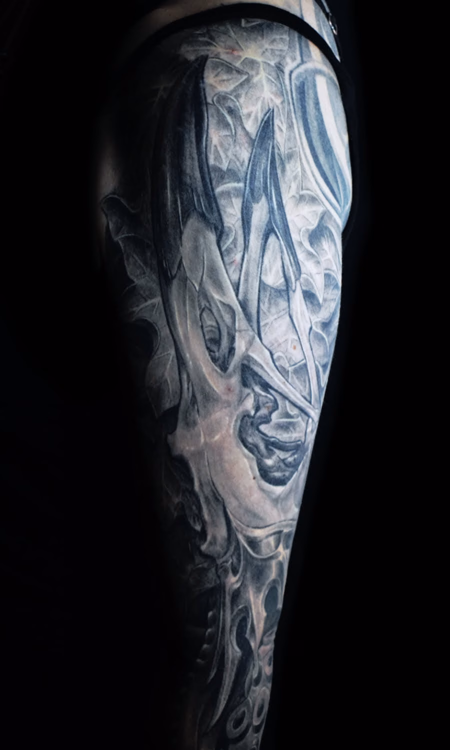 Tattoo von einem an H.R.Giger angelehnten Gesicht, das aus Knochen, Strukturen und Wirbelsäule Elementen in Biomechanik besteht