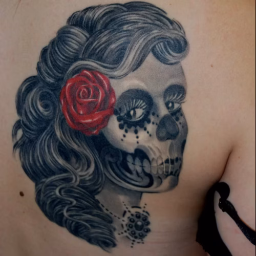 Das ist ein absoluter Klassiker, der bei Google extrem oft gesucht wird. Hier ist es wichtig, die feminine Eleganz und die kulturelle Symbolik zu betonen, ohne in Standard-Phrasen zu verfallen. Hier ist der optimierte Alt-Text für deine Mediathek: „Detailreiches La Catrina Tattoo im Day of the Dead Stil mit verzierten Sugar-Skull-Elementen und fotorealistischem Porträt, gestochen von Raul bei Hits for Life München