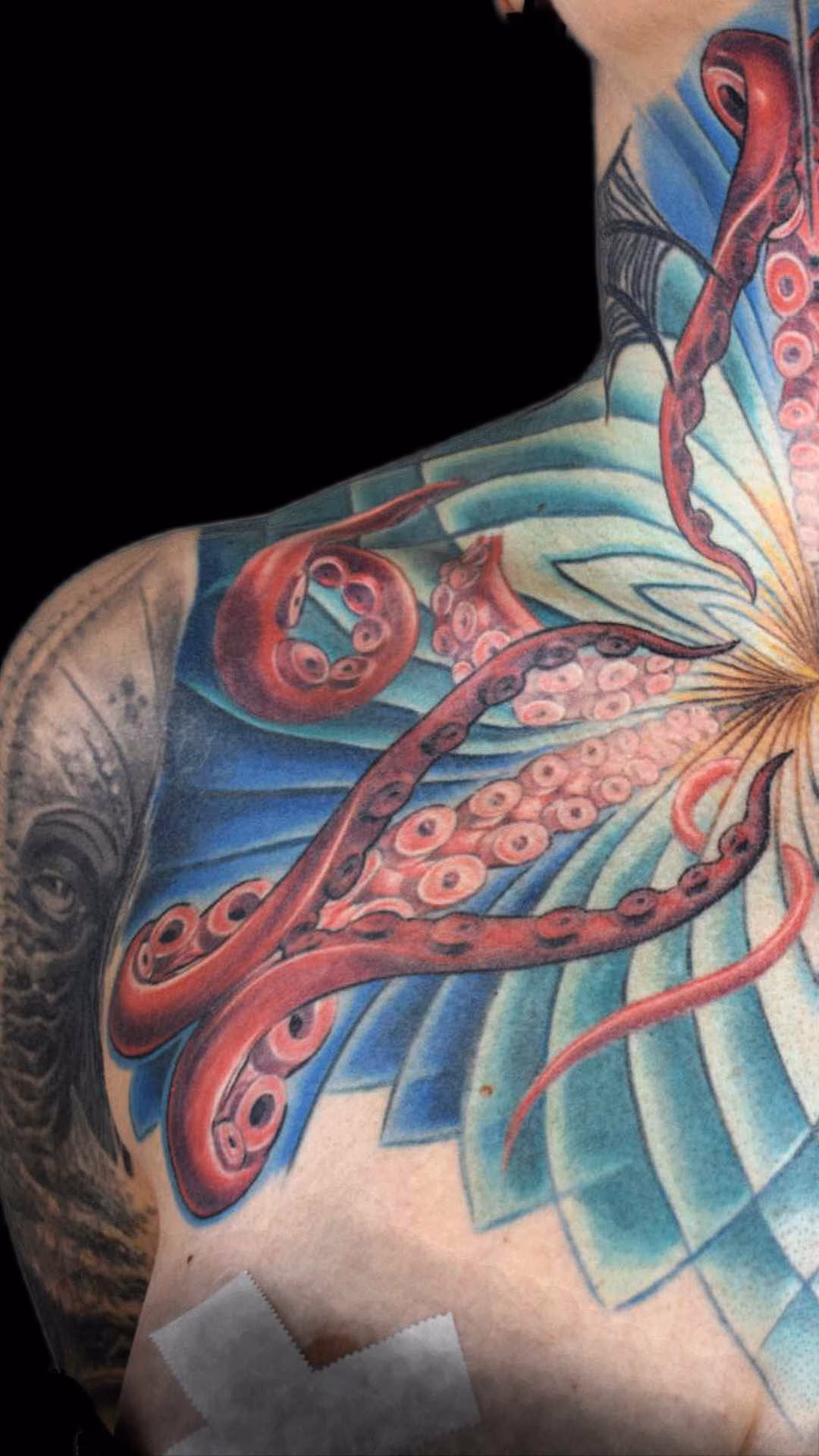 Brust Tentakel Mandala Tattoo