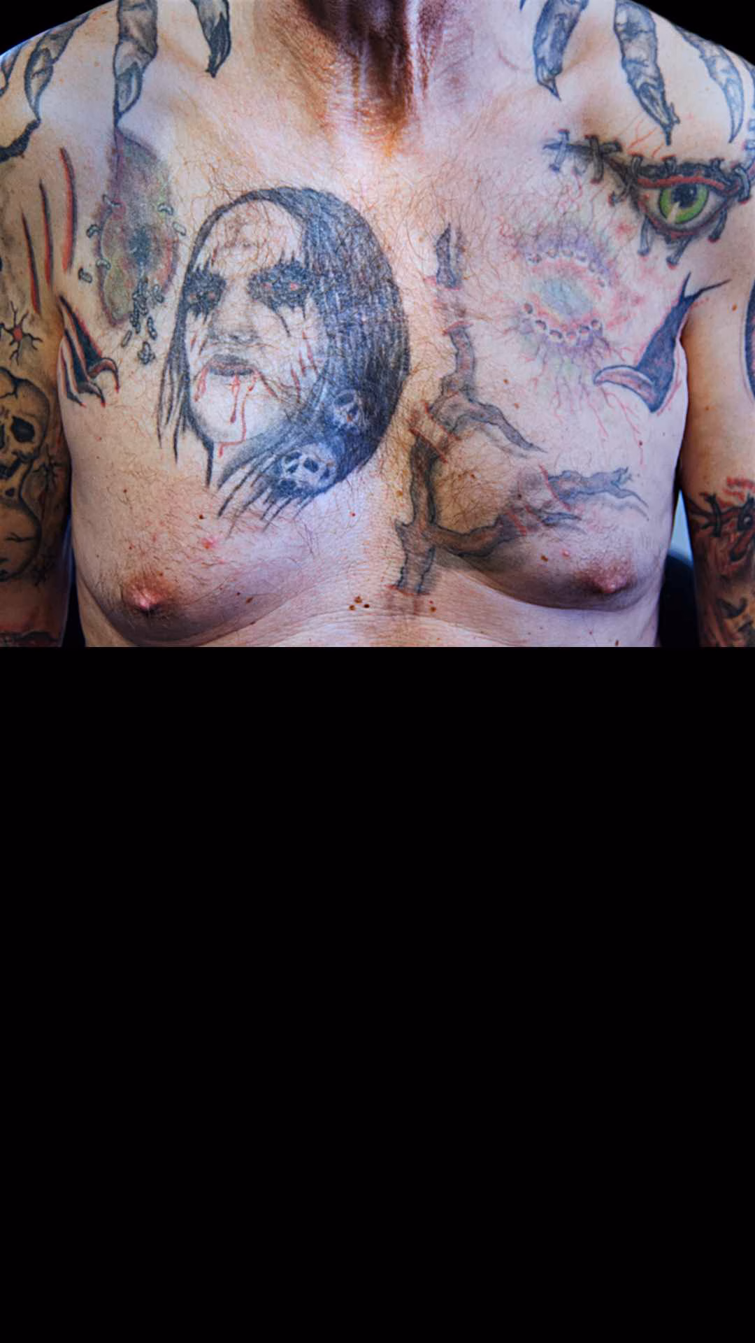 Interaktiver Vorher-Nachher-Vergleich: Anatomische Korrektur eines La Catrina Tattoos durch präzise Überlagerung neuer Strukturen, it for Life München, La Catrina Cover-up Tattoo an der Wade nach der anatomischen Korrektur durch Raul