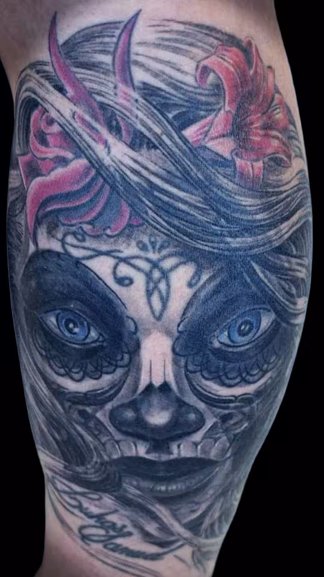 Interaktiver Vorher-Nachher-Vergleich: Anatomische Korrektur eines La Catrina Tattoos durch präzise Überlagerung neuer Strukturen, it for Life München, La Catrina Cover-up Tattoo an der Wade nach der anatomischen Korrektur durch Raul