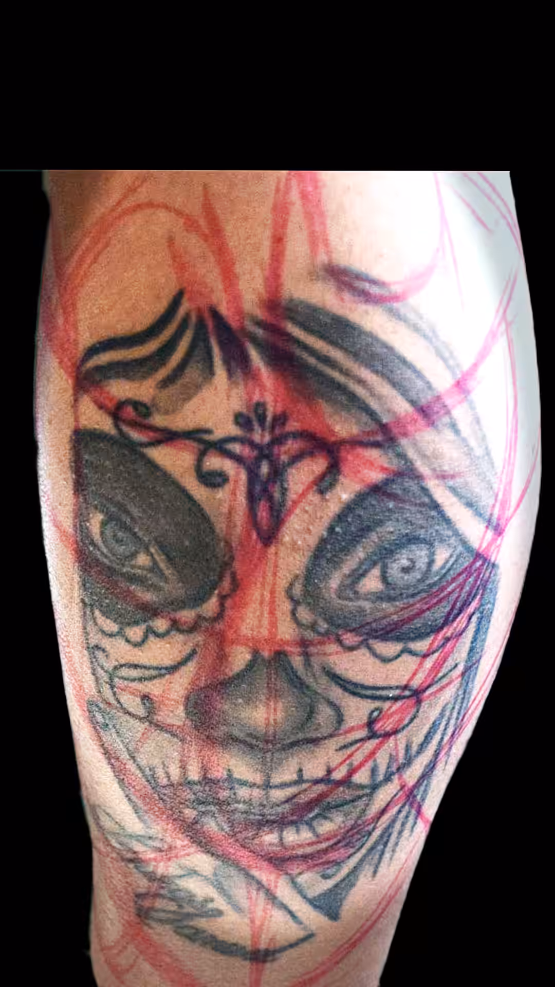 Interaktiver Vorher-Nachher-Vergleich: Anatomische Korrektur eines La Catrina Tattoos durch präzise Überlagerung neuer Strukturen, it for Life München, La Catrina Cover-up Tattoo an der Wade nach der anatomischen Korrektur durch Raul