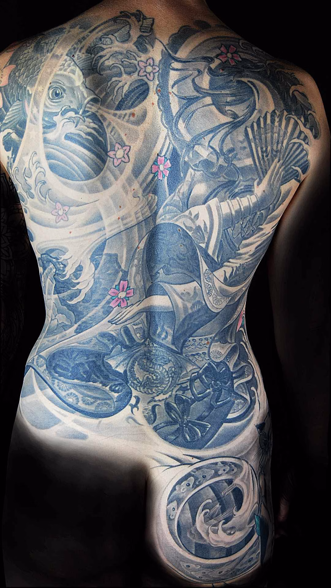 japanisches W ellen Tattoo mit Ratten Großflächiges japanisches Fullback Cover-up Tattoo mit Geisha, das auf der rechten Hinterbacke nahtlos in ein neu angepasstes, fließendes Wellen-Tattoo übergeht