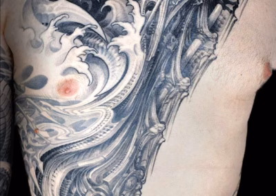 Schräge Biomechanik Brust Tattoo