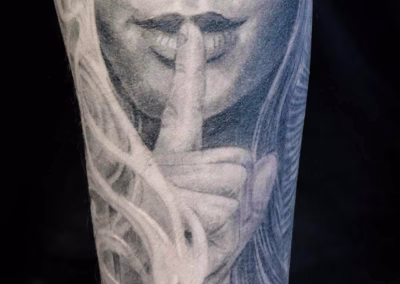 Portrait Frau mit Zeigefinger Tattoo