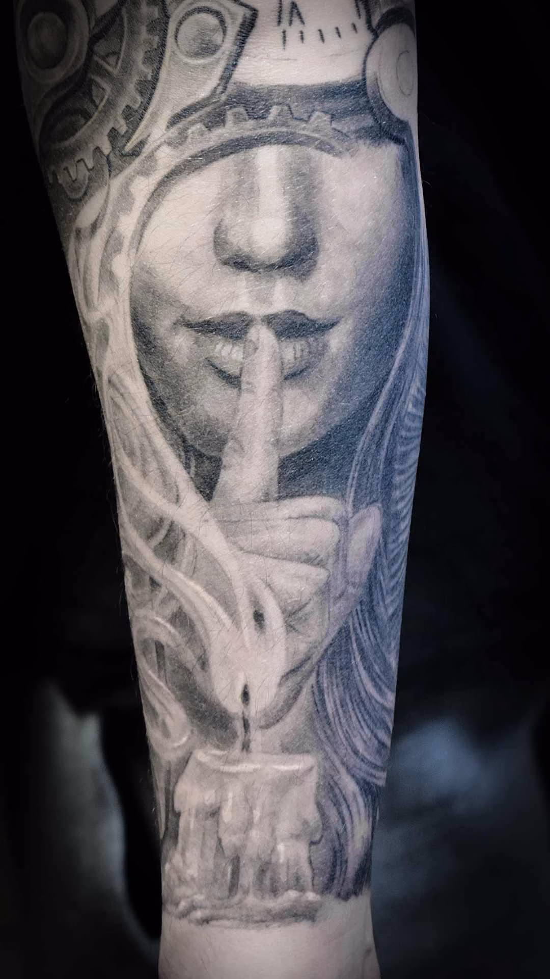 Portrait Frau mit Zeigefinger Tattoo