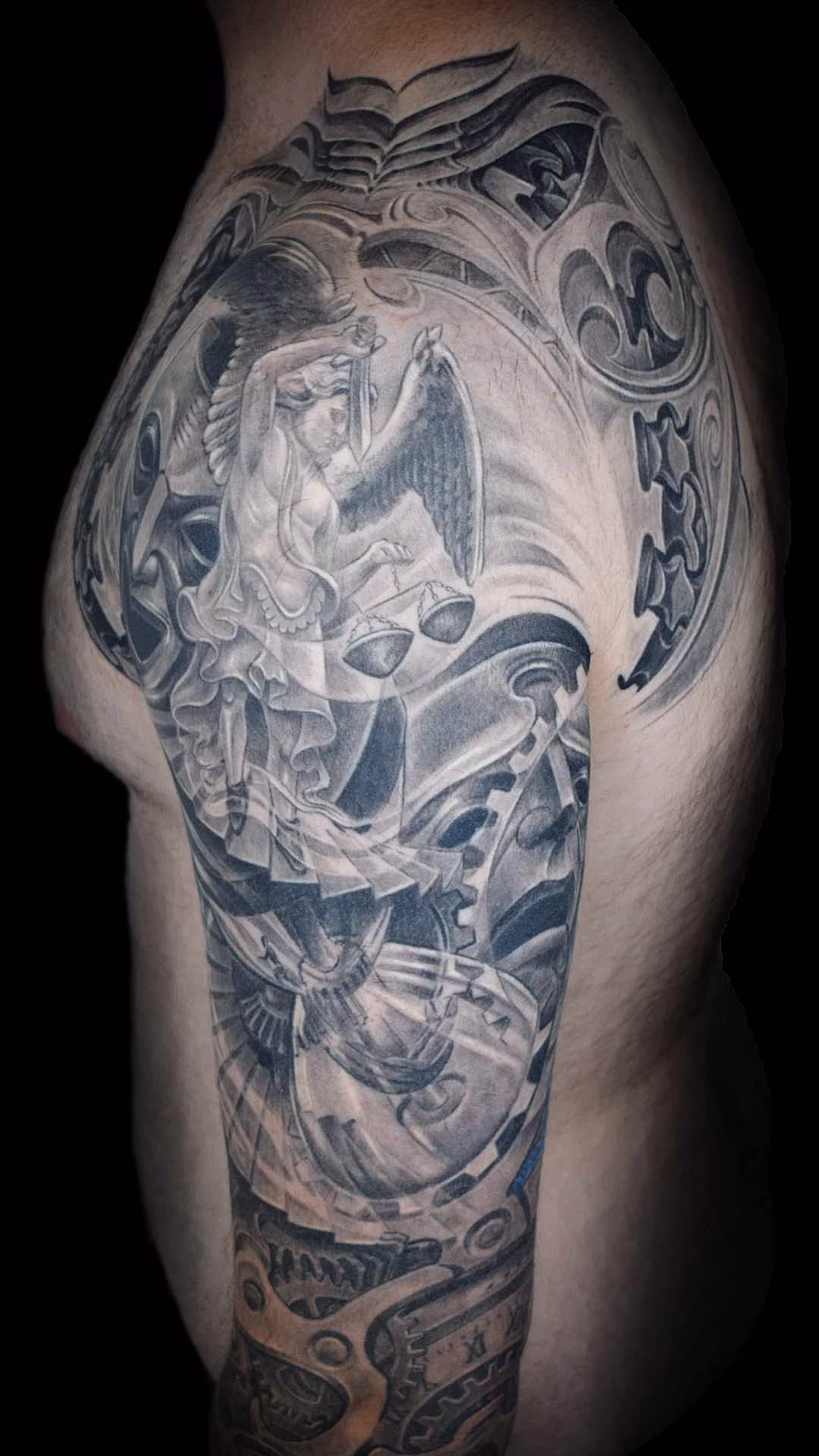 Erzengel St. Michael weinende Maske lachende Maske Stundenglas F Erzengel-Michael-Tattoo in hellem Grau auf dem Oberarm, thronend über einer dunklen Sanduhr mit Wendeltreppe von Raul