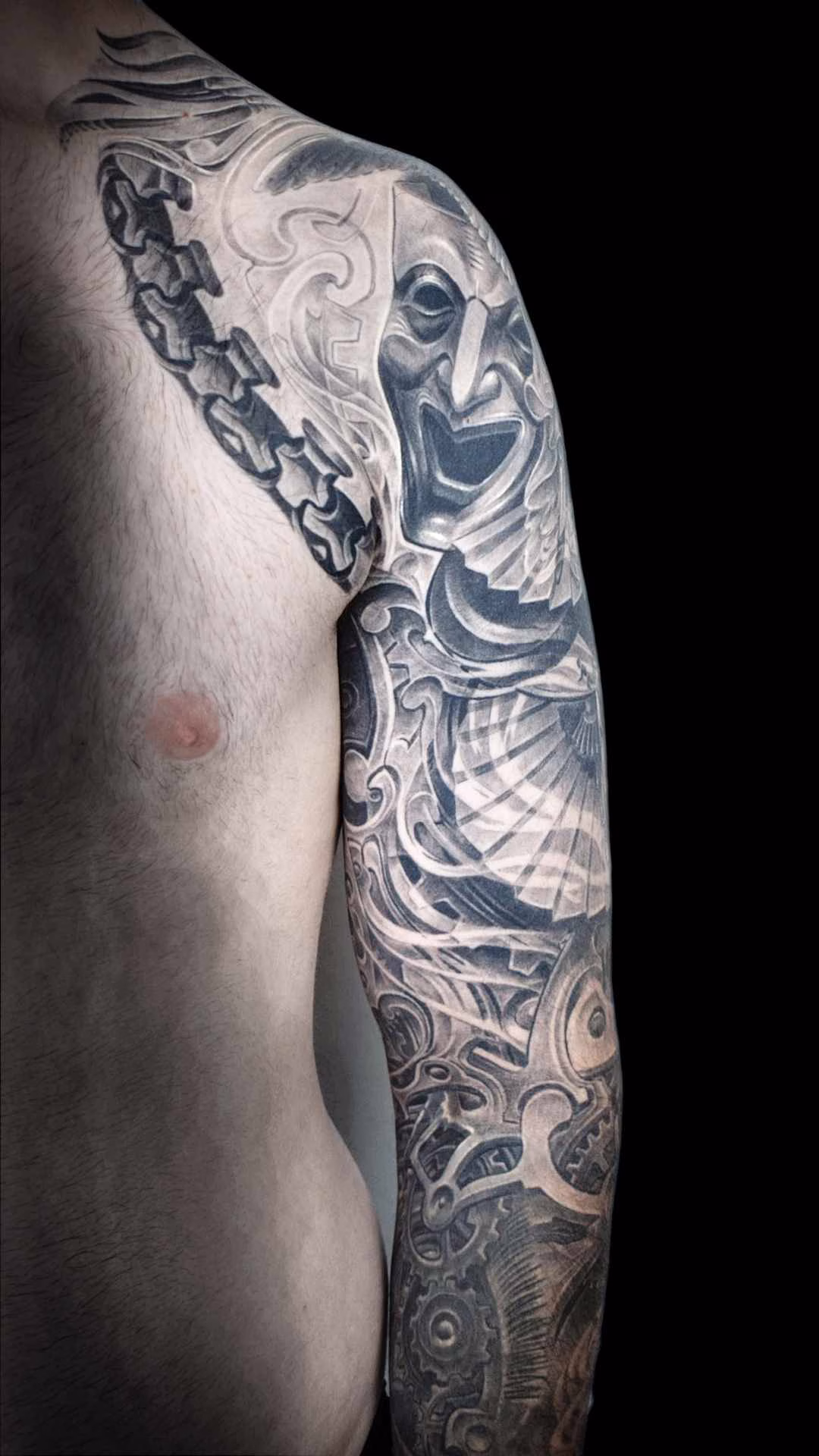 Erzengel St. Michael weinende Maske lachende Maske Stundenglas F Lachende Theatermaske als Black and Grey Tattoo auf dem vorderen Deltamuskel zur optischen Ausnutzung der Schulterkontur