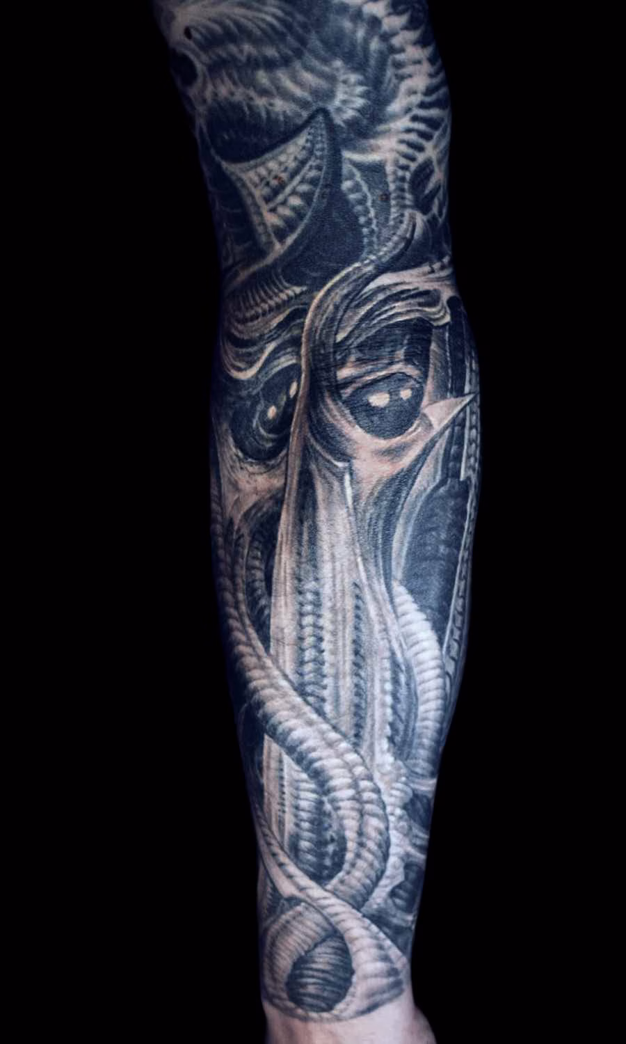 cthulhu-tattoo-unterarm-aussenseite-fluegel-klaue Cthulhu Dark Art Tattoo auf der Außenseite des Unterarms mit Fokus auf den anatomisch an der Elle ausgerichteten Flügel und auf das dunkel glänzende Cthulhu-Auge direkt auf dem Ellbogengelenk