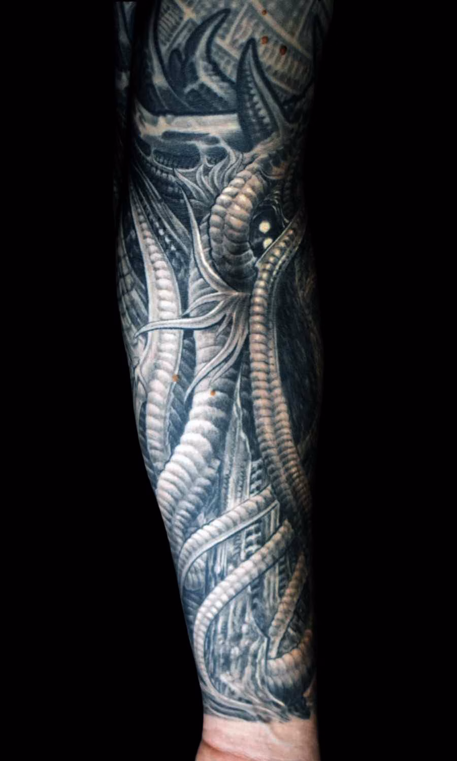 cthulhu-tattoo-unterarm-drehung-innenseite-tentakel thulhu Dark Art Tattoo bei fortschreitender Drehung zur Innenseite des Arms, auf der sich organische Tentakelstrukturen fließend schlängeln