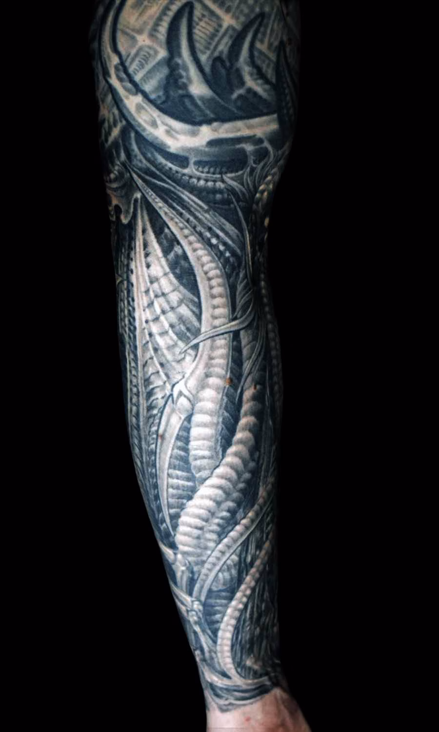 cthulhu-tattoo-unterarm-innenseite-pulsader-shading Blick auf die komplette Innenseite des Unterarms mit den dichten, kontrastreichen Shading-Verläufen und dusteren Texturen des Cthulhu-Sleeves
