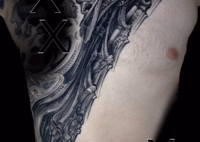 Schräge Biomechanik Brust Tattoo
