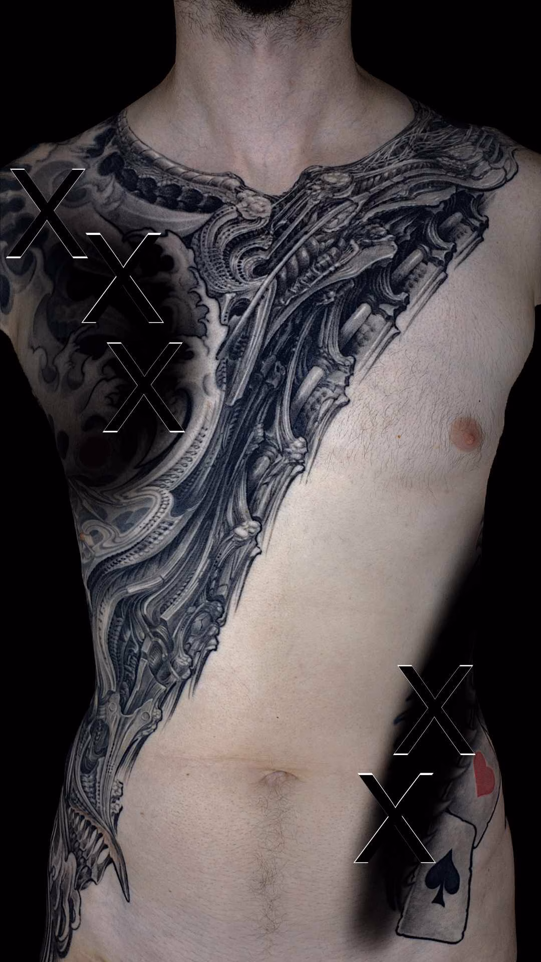 Schräge Biomechanik Brust Tattoo