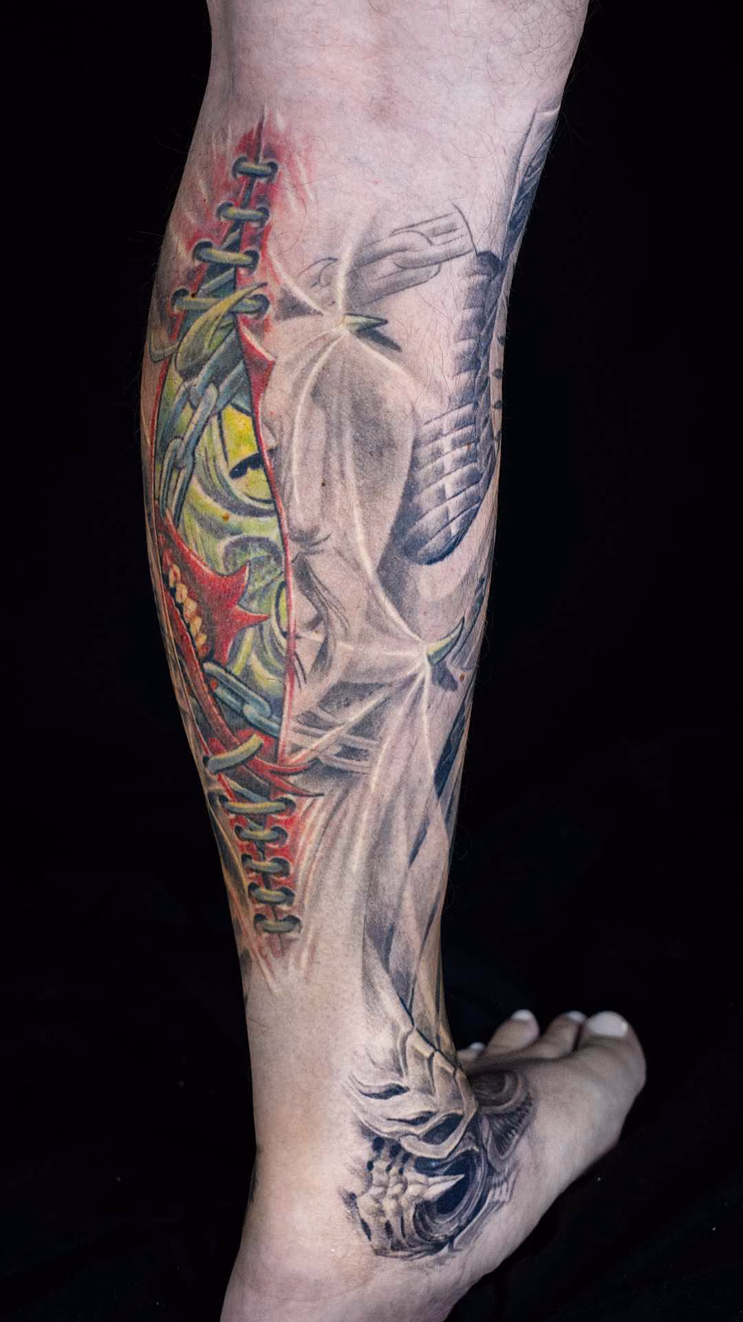 Biomechanik Leg Sleeve Biomechanik Leg Sleeve Cover-Up und Integration: Bestehendes Teufel-Tattoo in aufgerissener Hautoptik, verbunden mit bioorganischen Strukturen