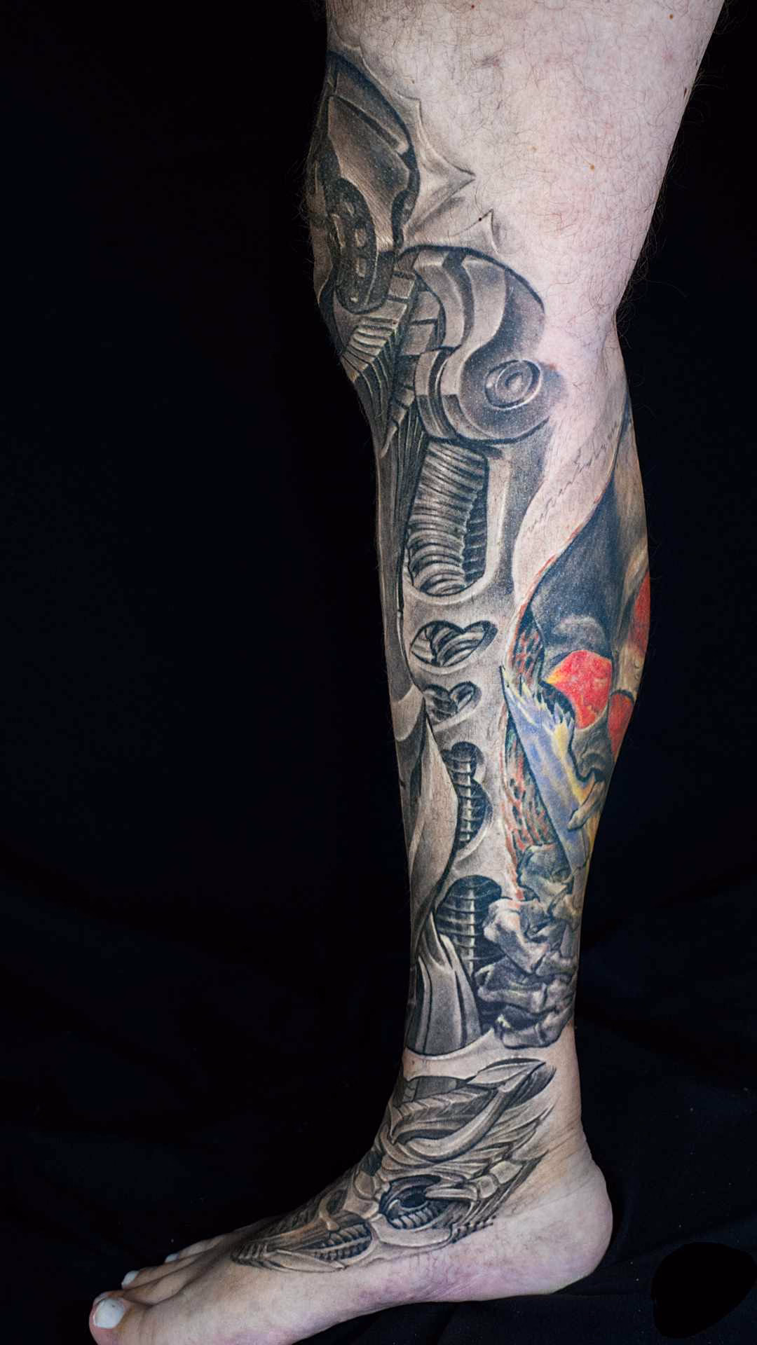 Biomechanik Leg Sleeve Biomechanik Leg Sleeve rechtes Bein Profil: Gelenkmechanik am Knie und gerippte Schläuche im fließenden Übergang zur Wade