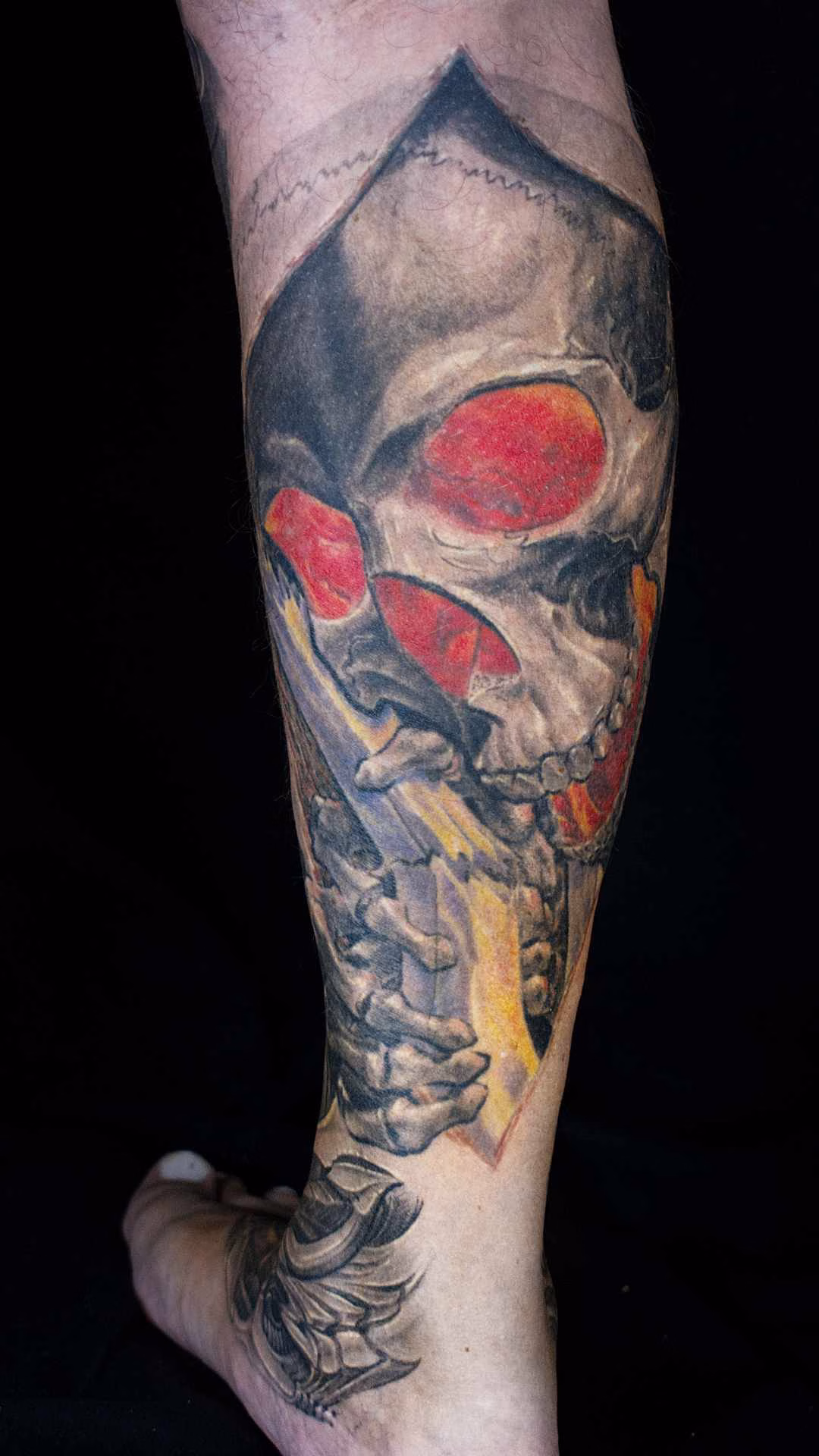 Biomechanik Leg Sleeve Biomechanik Leg Sleeve Wade rechts: Verheilter Totenkopf mit roten Augenhöhlen und knöcherner Struktur in reflexionsfreier Polfilter-Ansicht