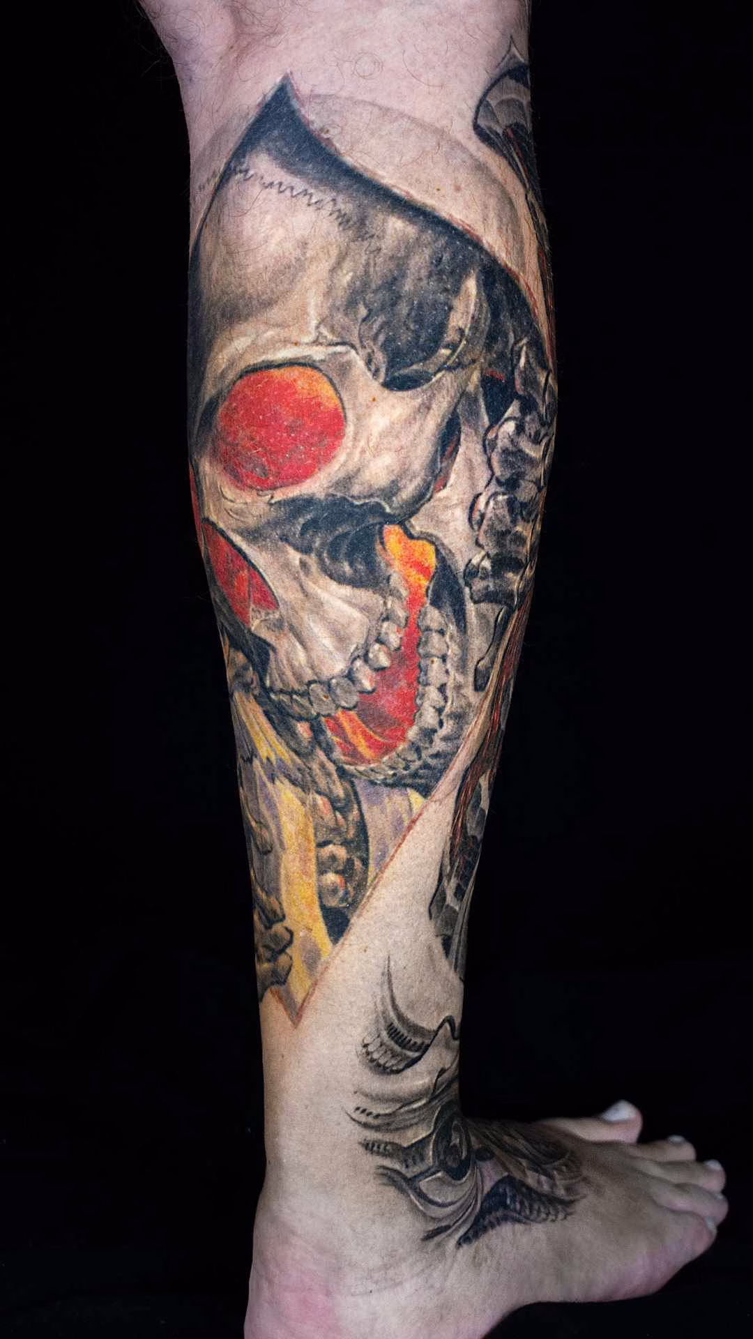 Biomechanik Leg Sleeve Modularer Biomechanik Leg Sleeve: Nahtlose Verbindung von Totenschädel-Alttattoo auf der Wade mit biomechanischer Fußknöchel-Struktur
