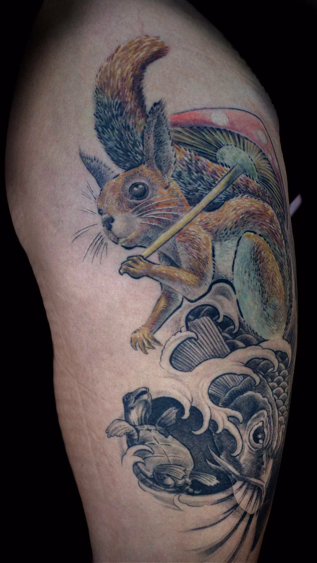 Eichhörnchen Oberschenkel mit Koi und Schildkröte seitlich Detailansicht des biomechanischen Tattoos auf der rechten Gesäßhälfte, präzise angepasst an den Musculus Gluteus Maximus und den Oberschenkelhals