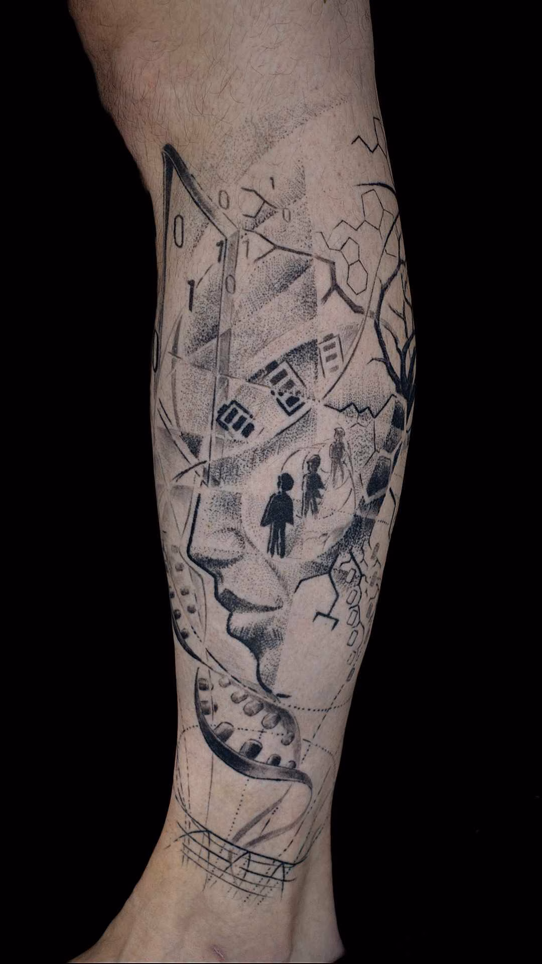 Stippling Gesicht Alien Augen Kinder-Silhouetten im Tunnel DNA Stippling & Dotwork Tattoo Bein: Komplexe optische Täuschung mit Filmstreifen- und DNA-Elementen, Reine Seitenansicht der Wade mit detaillierter Darstellung des Augen- und Schläfenbereichs im Stippling-Stil, durchzogen von Filmstreifen-Fragmenten und fließender DNA-Spirale am Knöchel, die in graphisch dargestelltes schwarzes Loch eingeht