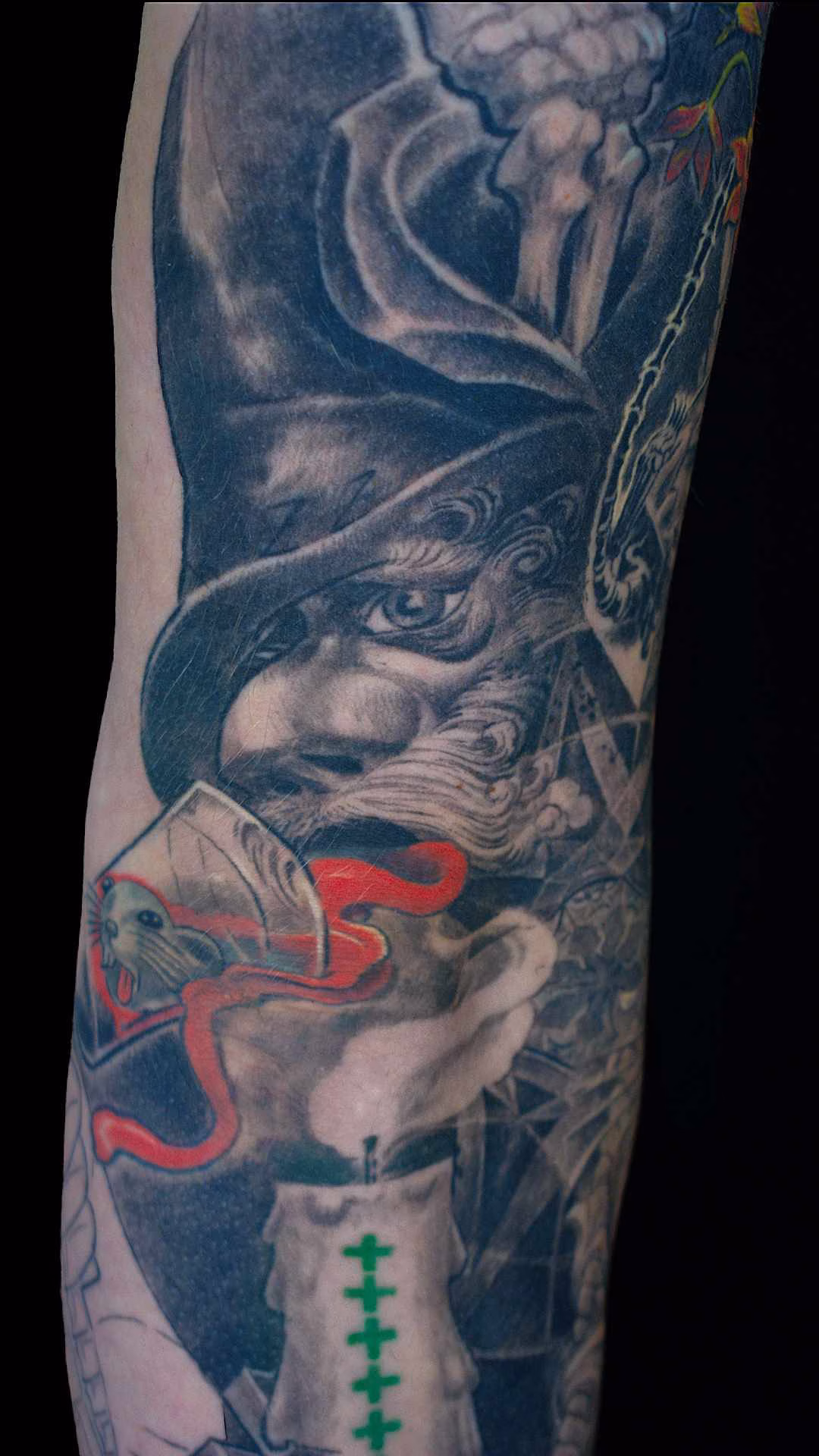 Terry Pratchett Scheibenwelt Gevatter Tod Rattentod Flo-Tod Slee Detailansicht Scheibenwelt Tattoo am Ellbogen: Zauberer mit Hut, Oktogramm und Rincewinds Stamperl mit Mäuseblut von Roald Beyer