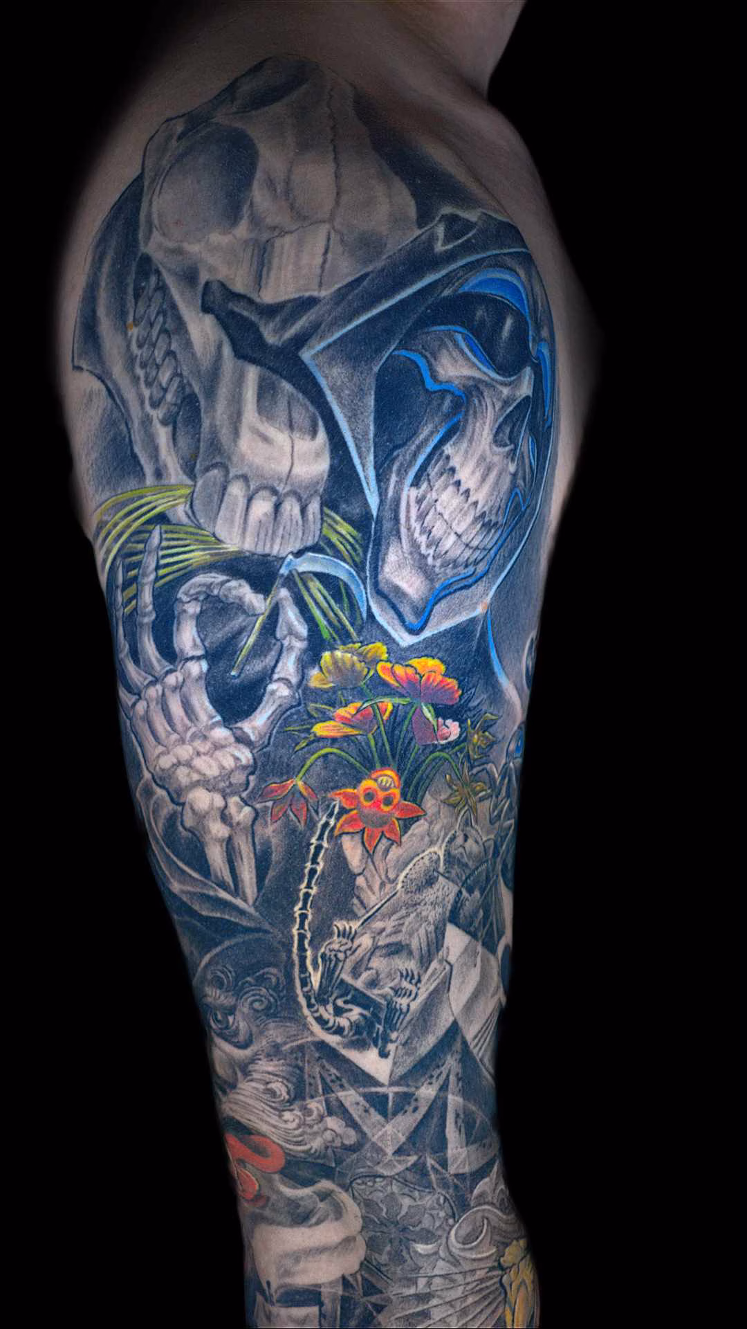 Terry Pratchett Scheibenwelt Gevatter Tod Rattentod Flo-Tod Slee Gevatter TOD Tattoo Detail: Schädel von Binky, Mini-Sense am farbigen Blumenstrauß und Schrödingers Katze von Hits for Life Tattoo