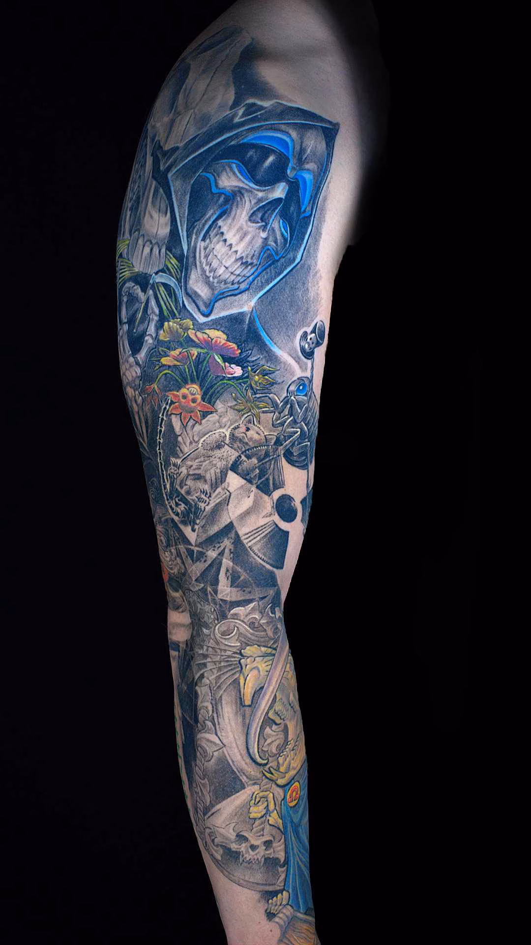 Terry Pratchett Scheibenwelt Gevatter Tod Rattentod Flo-Tod Slee Seitenperspektive des gesamten Tattoo-Sleeves: Plastischer Verlauf von Gevatter TOD in dunkelgrauer Kutte und Sonnenbrille über den radioaktiven Katzenquader bis zum Rattentod am Unterarm