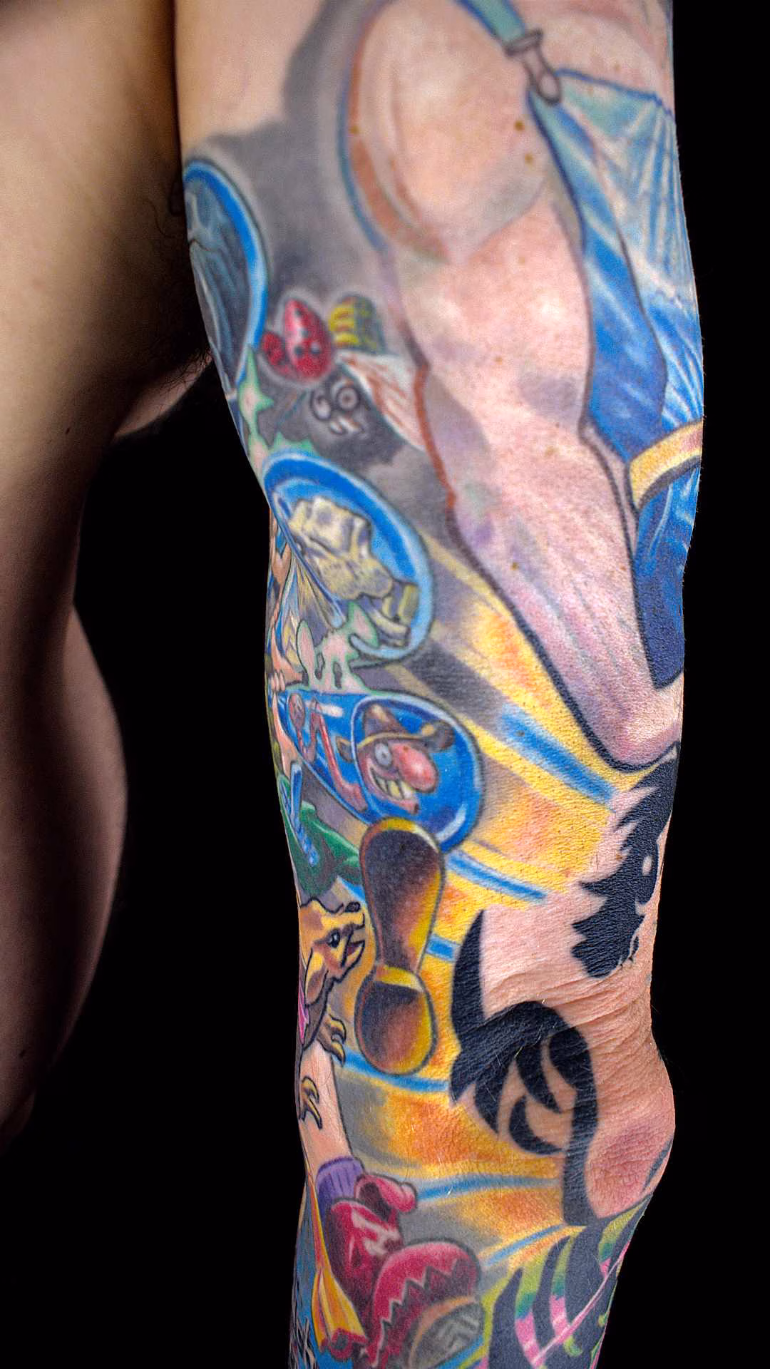 Flucht aus Berlin Tattoo Sleeve Wimmelbild Nietsche Historia in Detailansicht Tattoo Unterarm: Comic-Tod mit Kescher, tanzende Insekten und integrierte Textpassage „Gott/göttlich war der Unsinn“ – Tattoo Fotografie