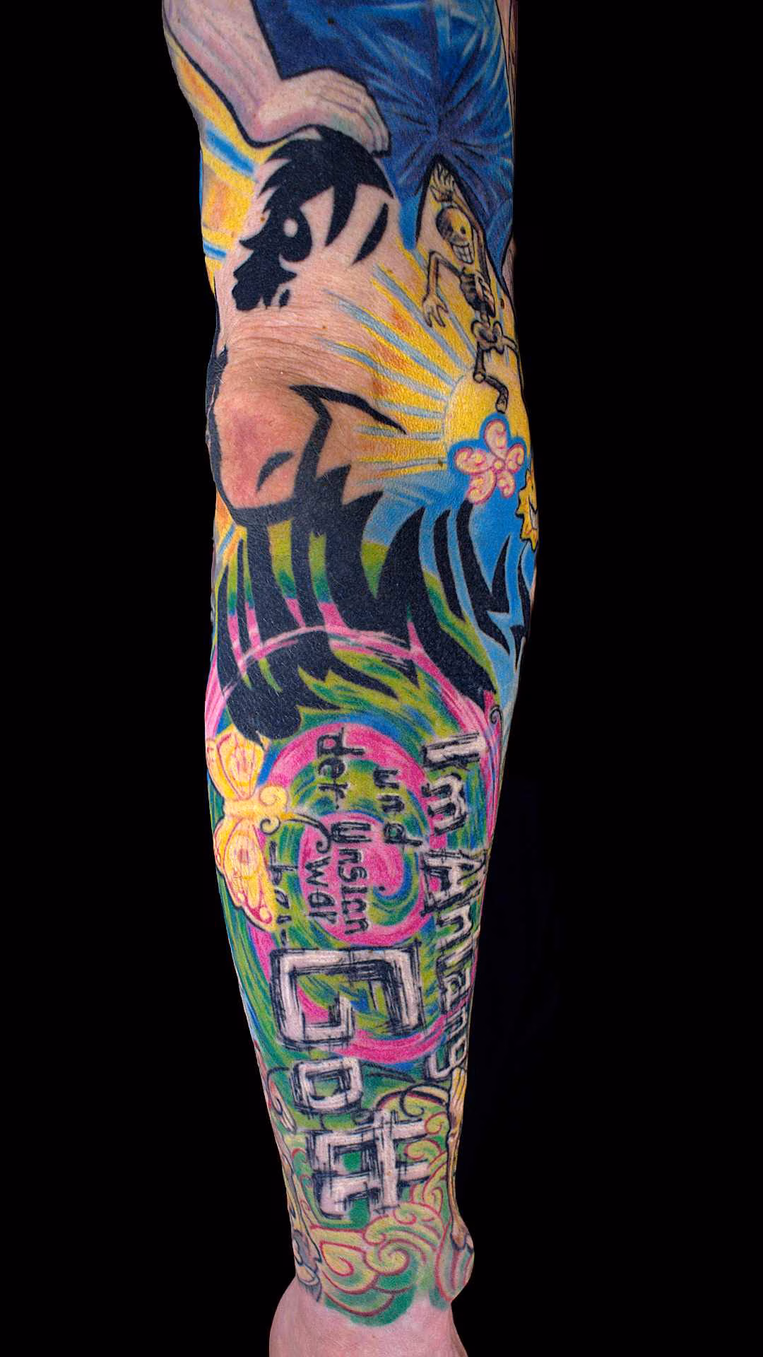 Flucht aus Berlin Tattoo Sleeve Wimmelbild Nietsche Historia in Anatomische Tattoo-Führung am Ellbogen mit Nietzsche-Scherenschnitt und integriertem Schriftzug im Bart – Fullsleeve Tattoo München