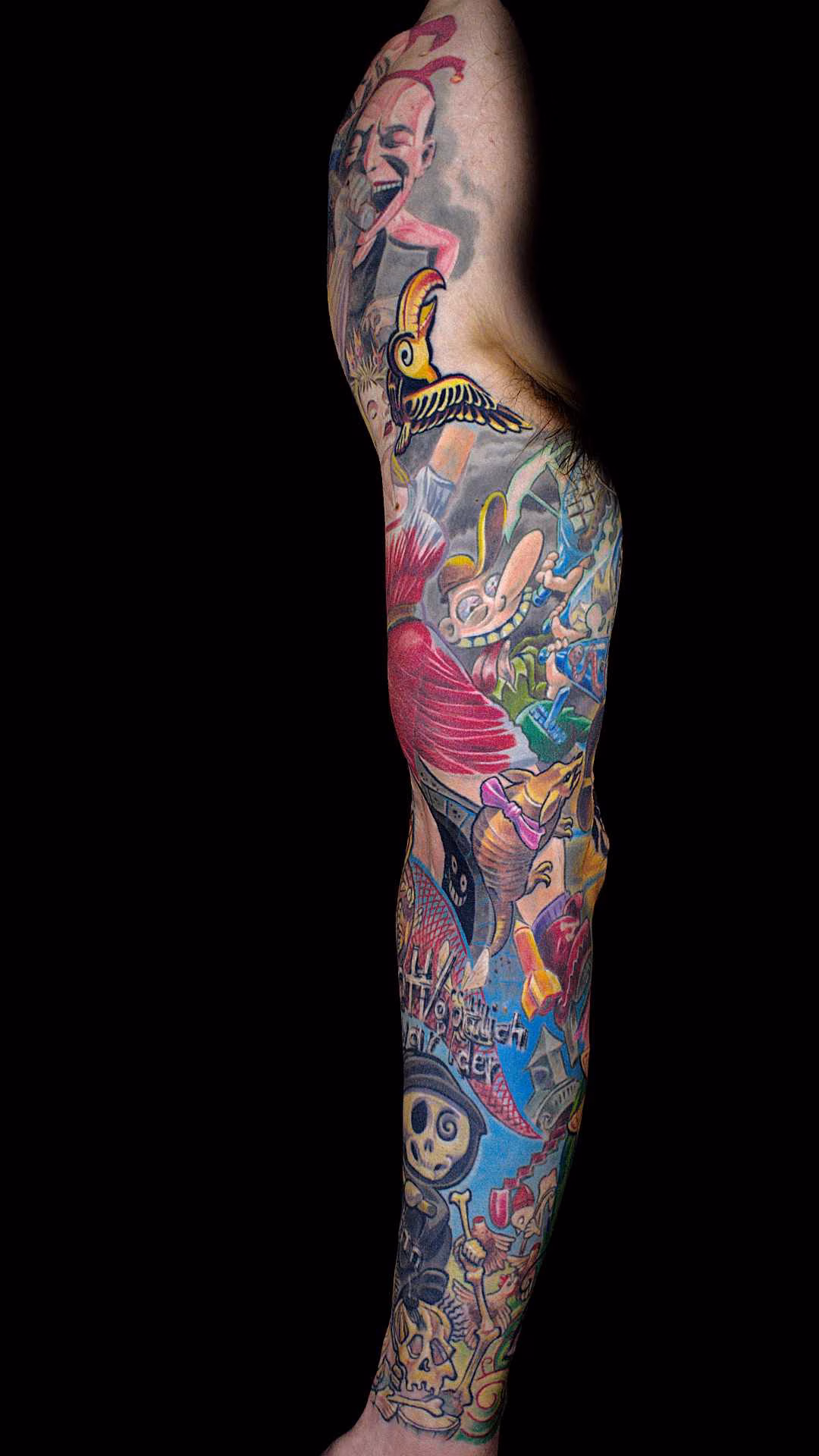 Flucht aus Berlin Tattoo Sleeve Wimmelbild Nietsche Historia in Kompletter bunter Fullsleeve Tattoo Arm Innenseite: Comic-Figuren, Yue Minjun Zynischer Realismus und Seyfried-Motive – abgeheiltes Tattoo München