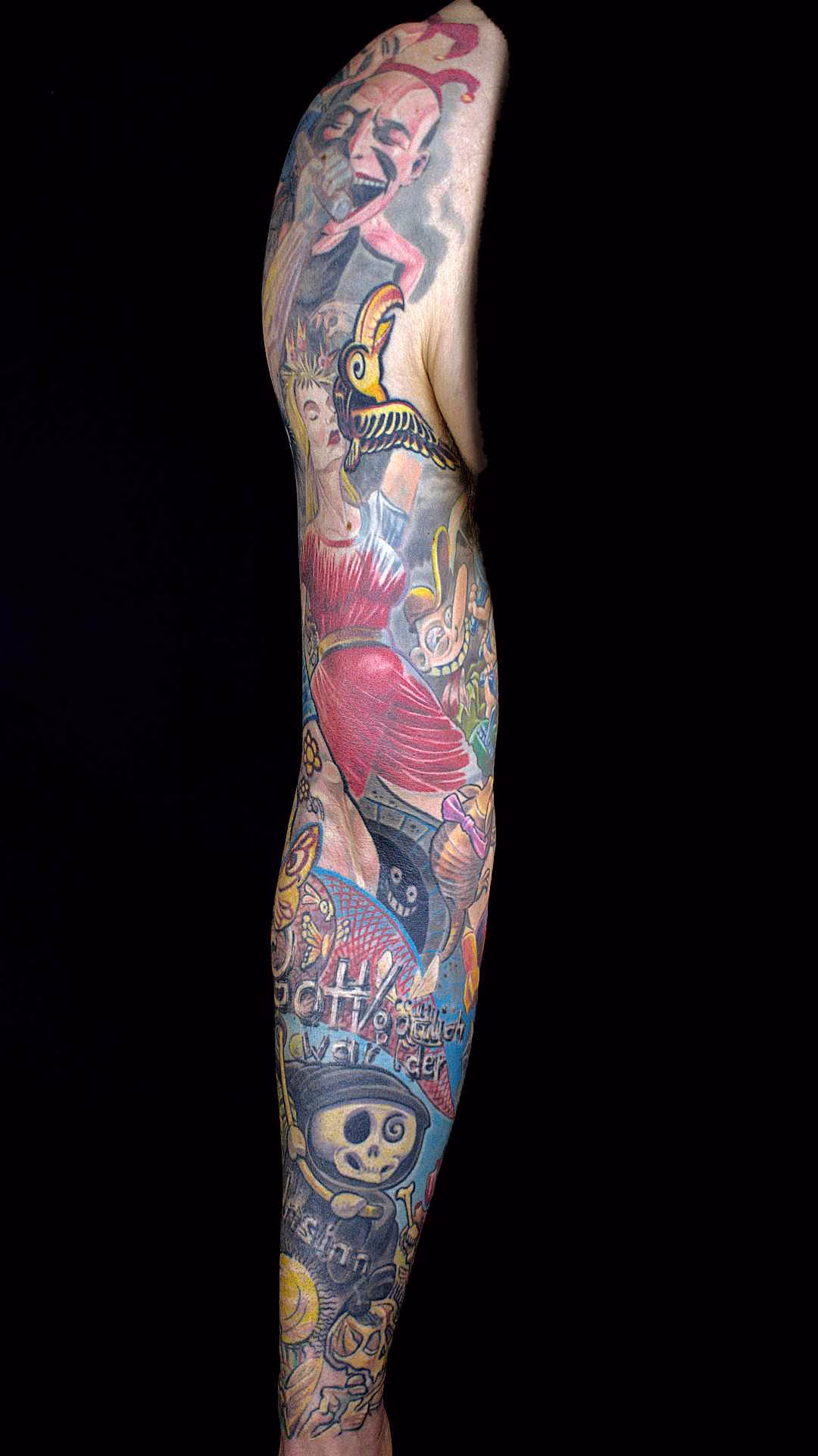 Flucht aus Berlin Tattoo Sleeve Wimmelbild Nietsche Historia in Farbiges Fullsleeve Tattoo in der Gesamtansicht von Schulter bis Handgelenk mit heroischen Figuren und Comic-Tod – Tattoo Fotografie mit Kreuzpolarisation