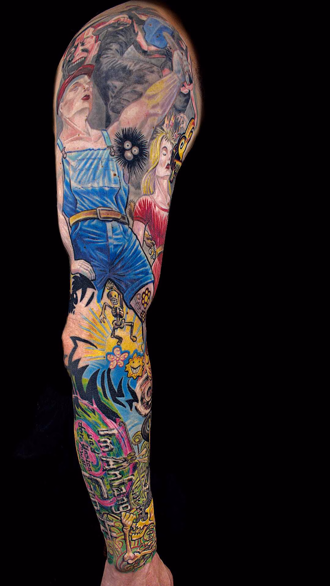 Flucht aus Berlin Tattoo Sleeve Wimmelbild Nietsche Historia in Vollständiges absurdes Fullsleeve Tattoo von der Schulter bis zum Handgelenk mit Arbeiterfiguren, Nietzsche-Scherenschnitt am Ellbogen und Sinnspruch – Custom Tattoo München