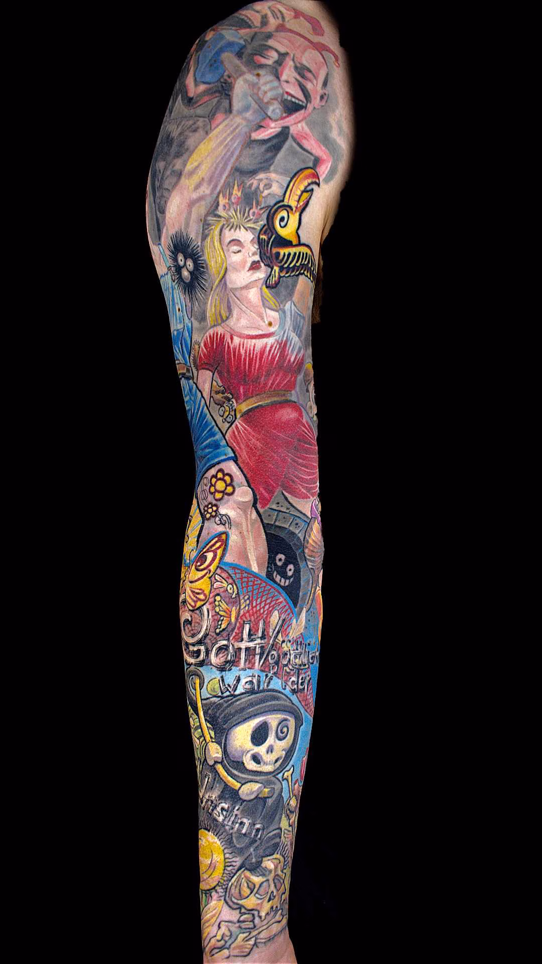 Flucht aus Berlin Tattoo Sleeve Wimmelbild Nietsche Historia in Buntes Custom Tattoo Fullsleeve am Arm mit Frauengestalt, Vogel im Haar, Comic-Tod und integrierter Schrift – professionelle Tattoo Fotografie ohne Glanzstellen