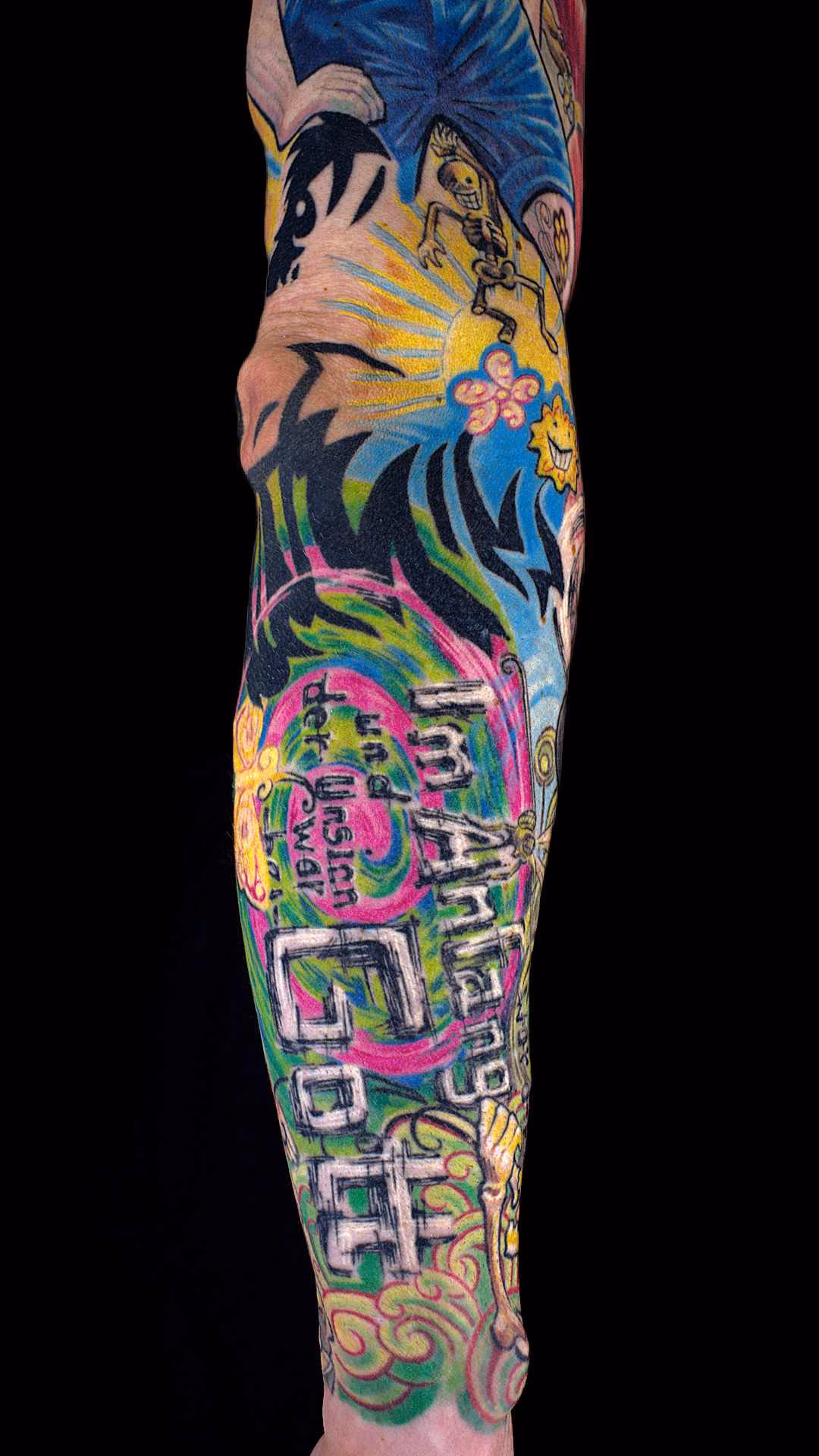 Flucht aus Berlin Tattoo Sleeve Wimmelbild Nietsche Historia in Typografie Tattoo am Unterarm mit dem Nietzsche-Zitat „Im Anfang war der Unsinn und der Unsinn war bei Gott“, umrahmt von bunten Spiralen – Custom Tattoo Kunst