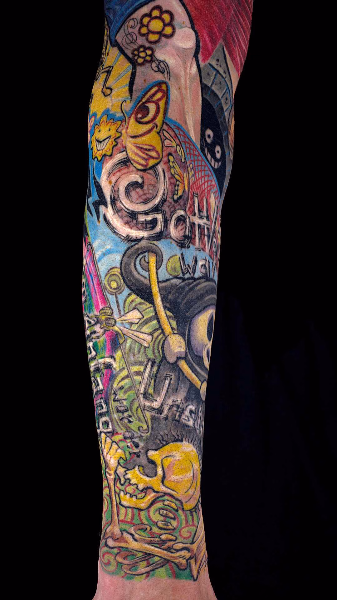 Flucht aus Berlin Tattoo Sleeve Wimmelbild Nietsche Historia in Detailansicht Unterarm-Tattoo: Skelett nutzt Knochen als Trompete neben Comic-Totenkopf und bunten Insekten – reflexionsfreie Kreuzpolarisations-Aufnahme